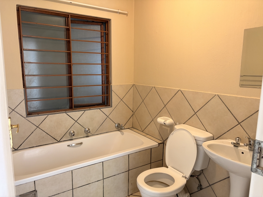 To Let 2 Bedroom Property for Rent in Constantia Kloof Gauteng