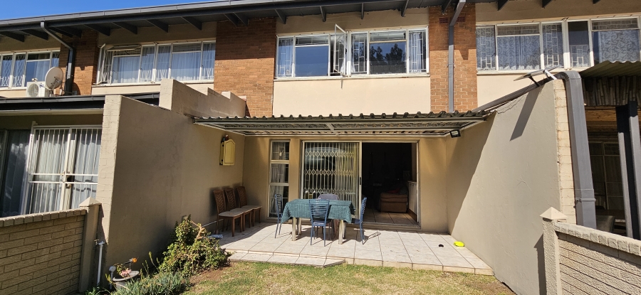 2 Bedroom Property for Sale in Three Rivers Proper Gauteng