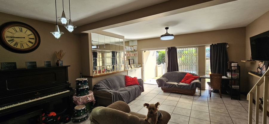 2 Bedroom Property for Sale in Three Rivers Proper Gauteng