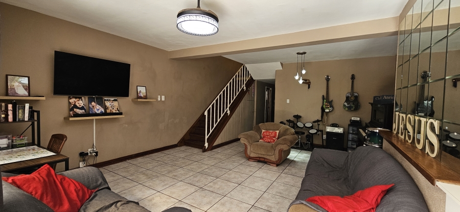 2 Bedroom Property for Sale in Three Rivers Proper Gauteng
