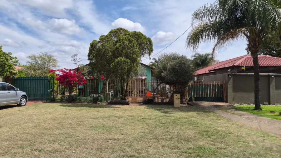 4 Bedroom Property for Sale in Les Marais Gauteng