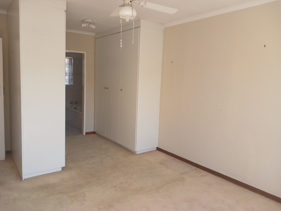 3 Bedroom Property for Sale in Die Hoewes Gauteng