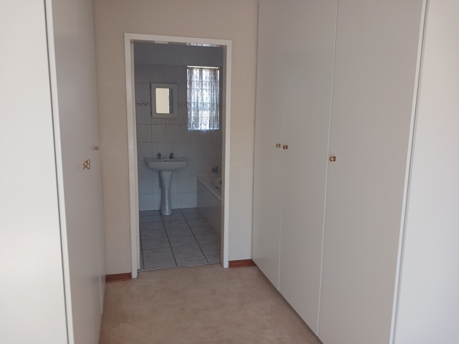 3 Bedroom Property for Sale in Die Hoewes Gauteng
