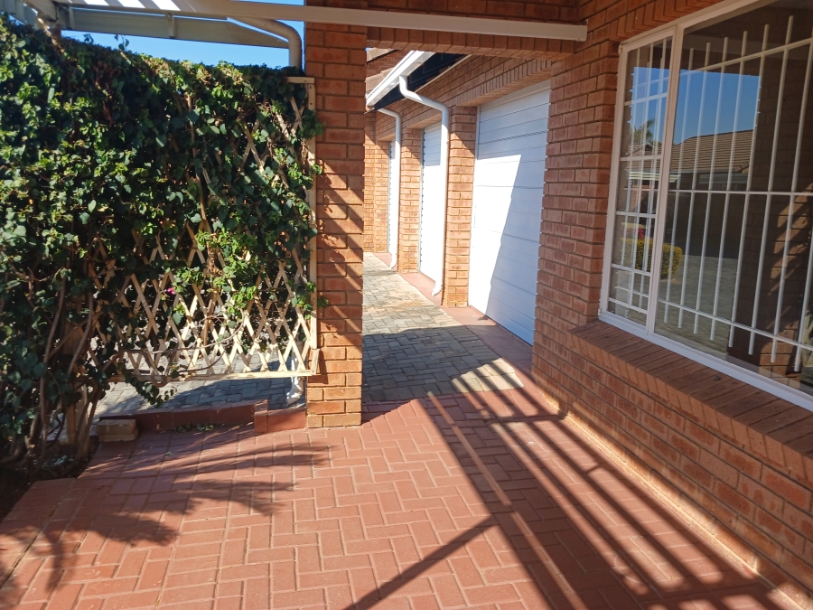 3 Bedroom Property for Sale in Die Hoewes Gauteng