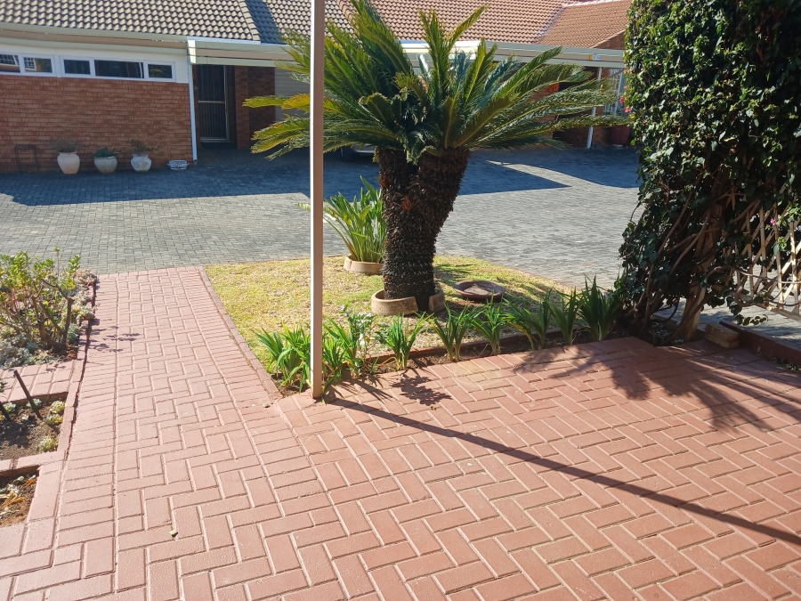 3 Bedroom Property for Sale in Die Hoewes Gauteng