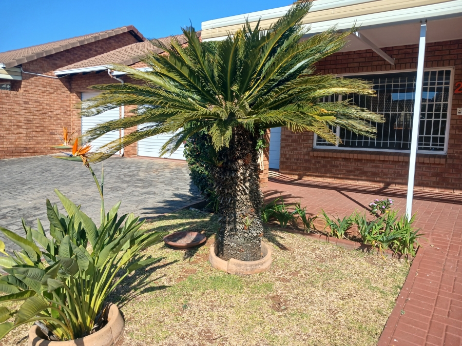 3 Bedroom Property for Sale in Die Hoewes Gauteng