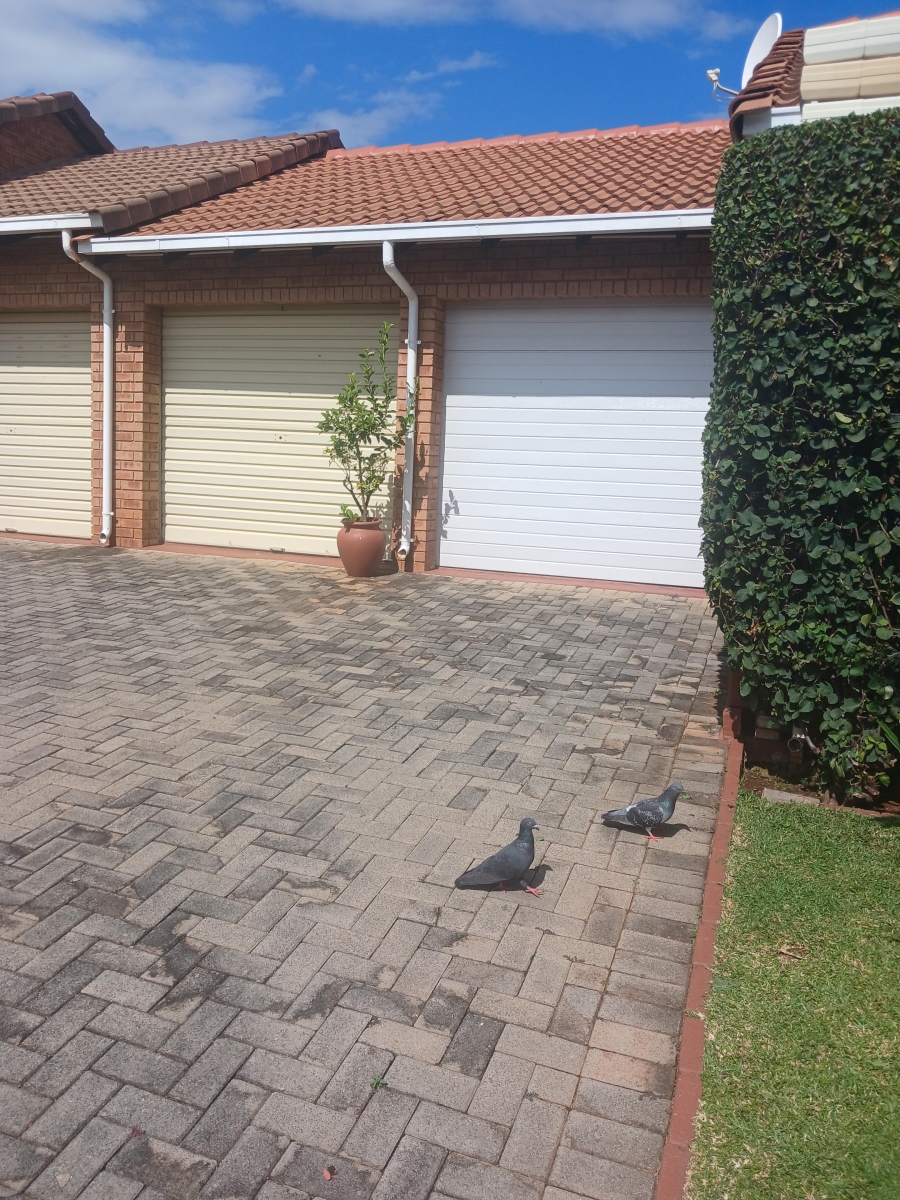 3 Bedroom Property for Sale in Die Hoewes Gauteng