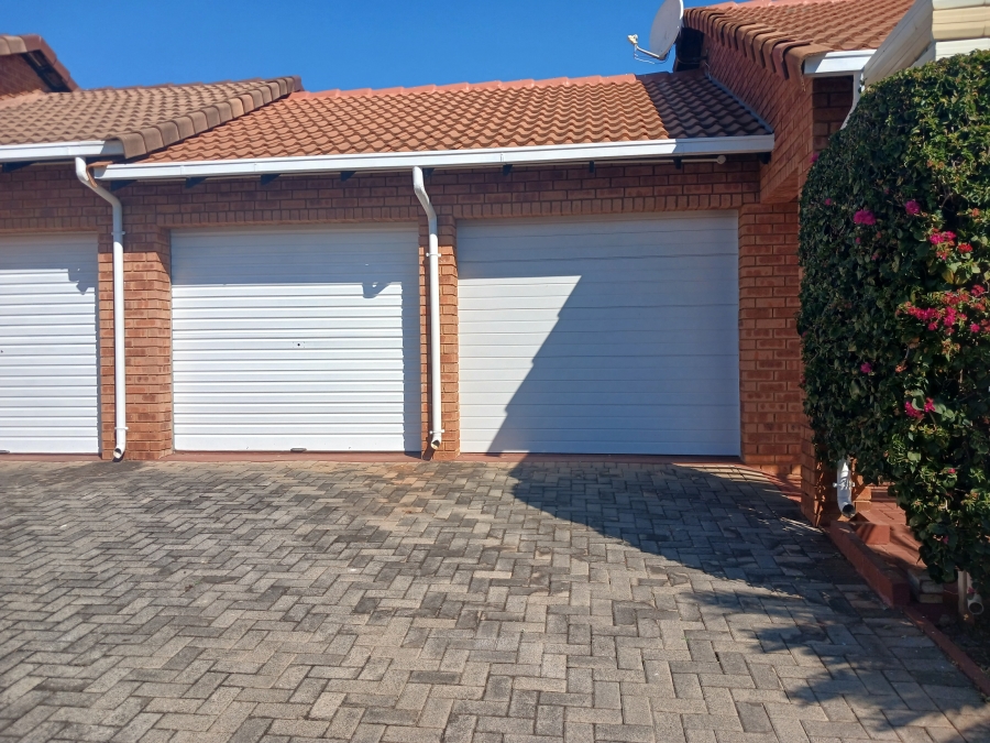 3 Bedroom Property for Sale in Die Hoewes Gauteng