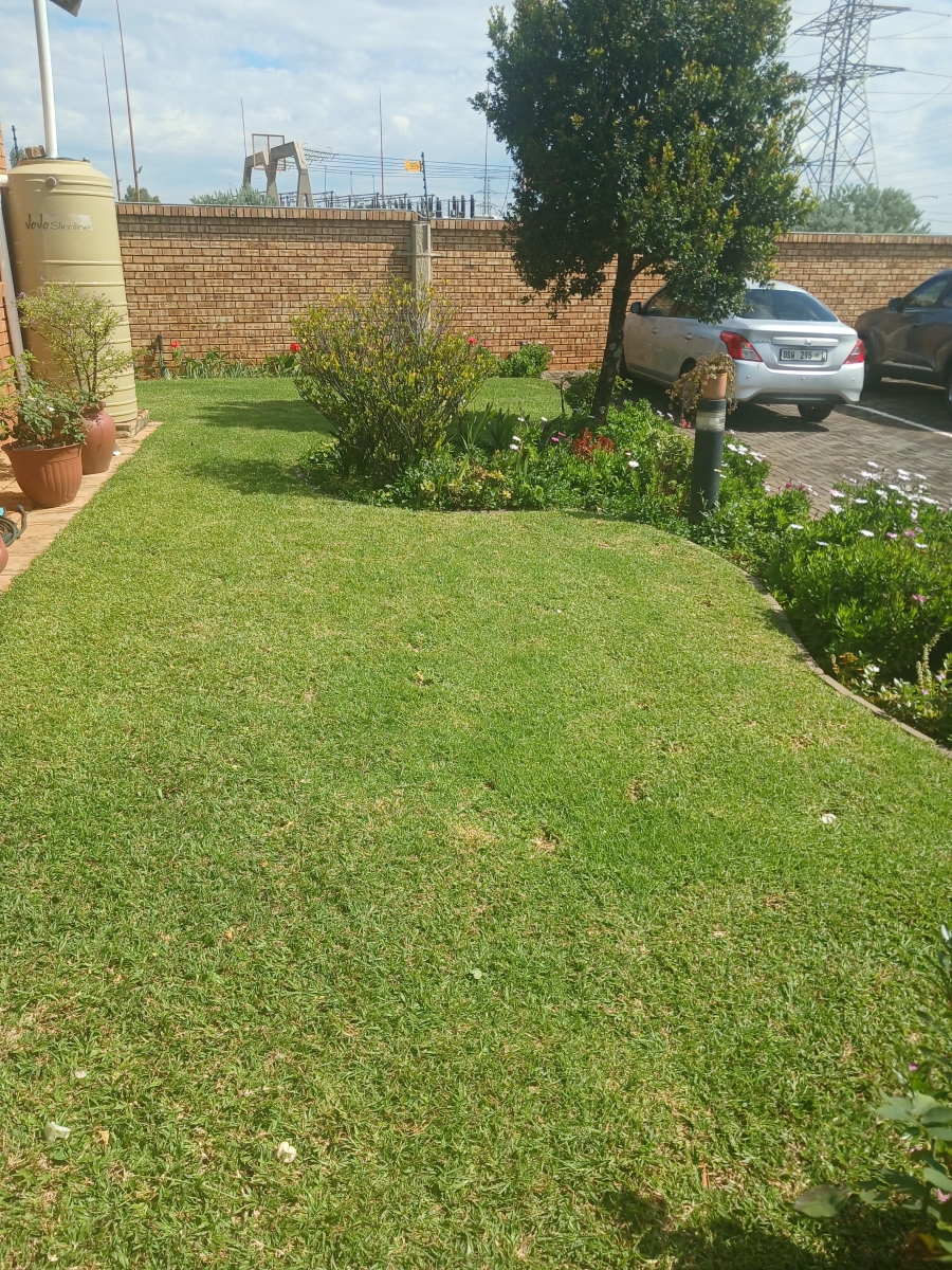 3 Bedroom Property for Sale in Die Hoewes Gauteng