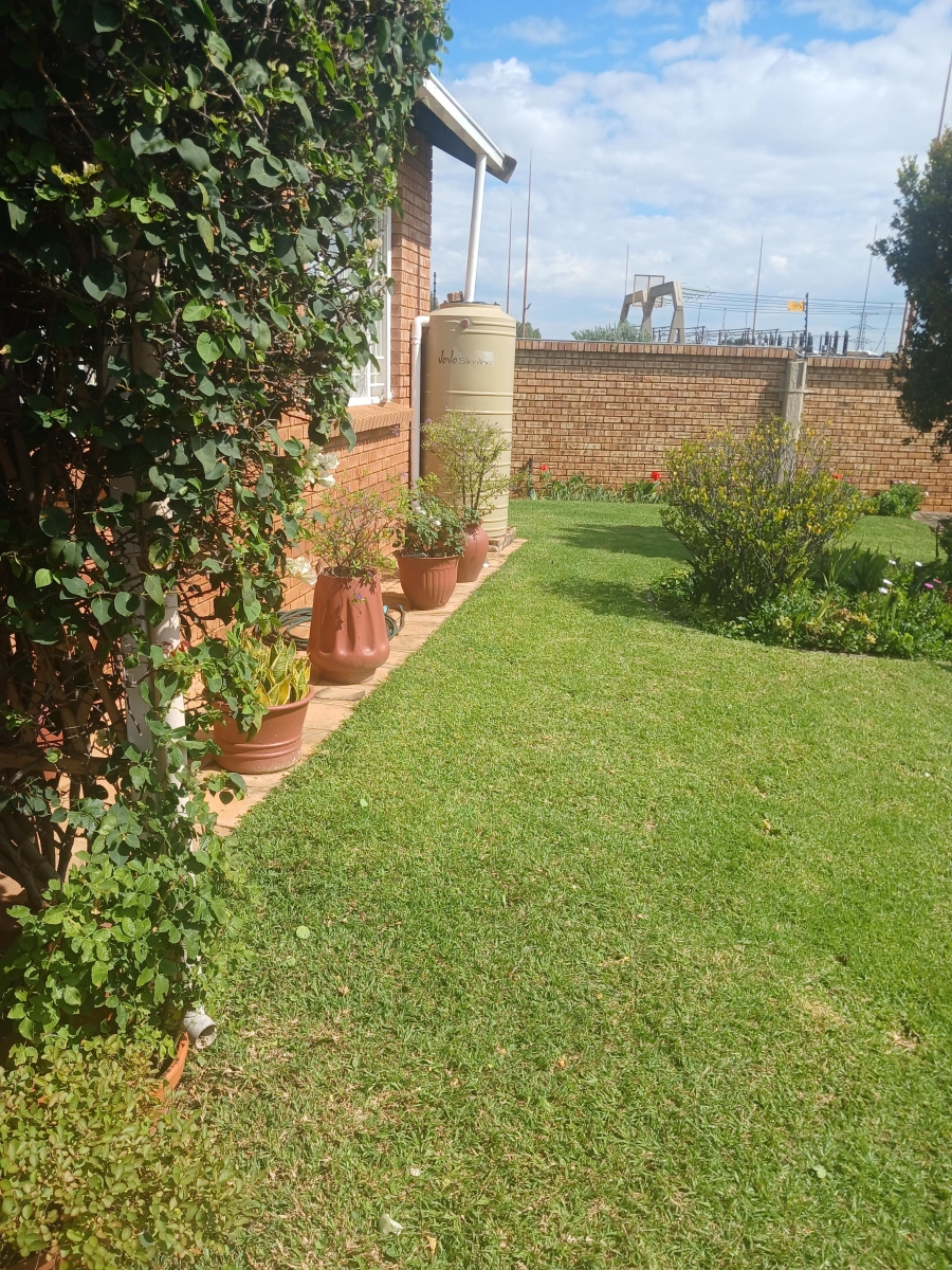 3 Bedroom Property for Sale in Die Hoewes Gauteng
