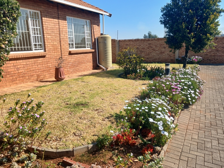 3 Bedroom Property for Sale in Die Hoewes Gauteng