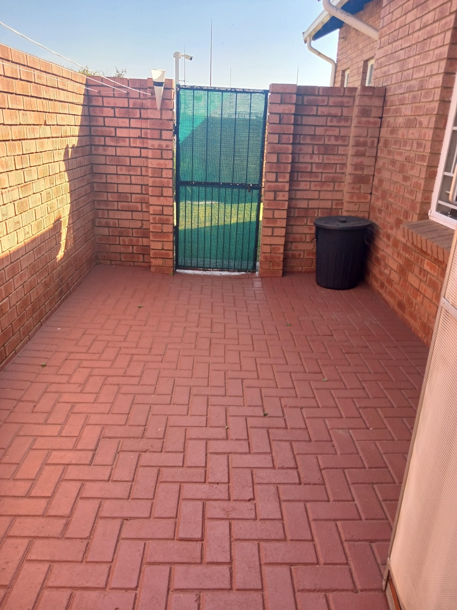 3 Bedroom Property for Sale in Die Hoewes Gauteng