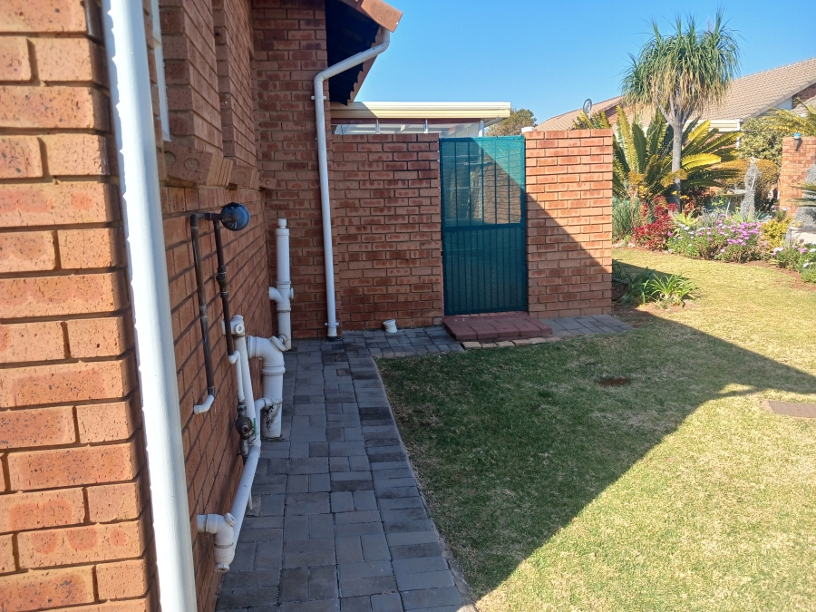 3 Bedroom Property for Sale in Die Hoewes Gauteng