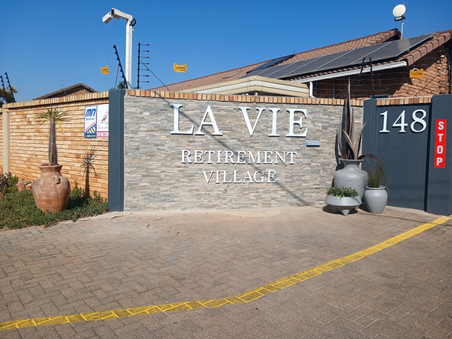 3 Bedroom Property for Sale in Die Hoewes Gauteng