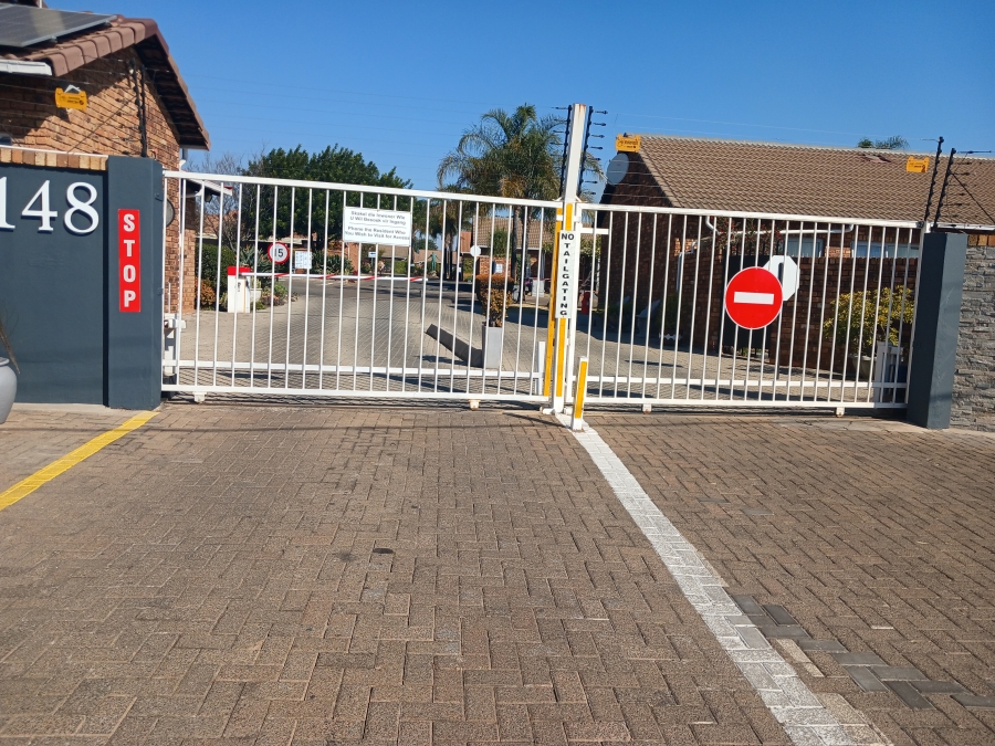 3 Bedroom Property for Sale in Die Hoewes Gauteng