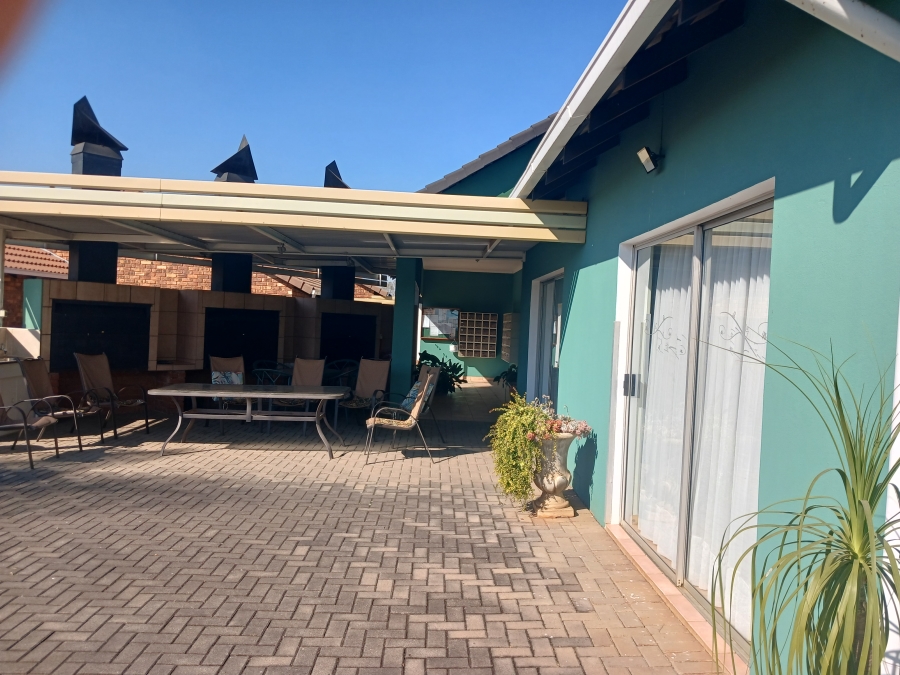3 Bedroom Property for Sale in Die Hoewes Gauteng