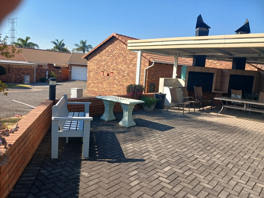 3 Bedroom Property for Sale in Die Hoewes Gauteng