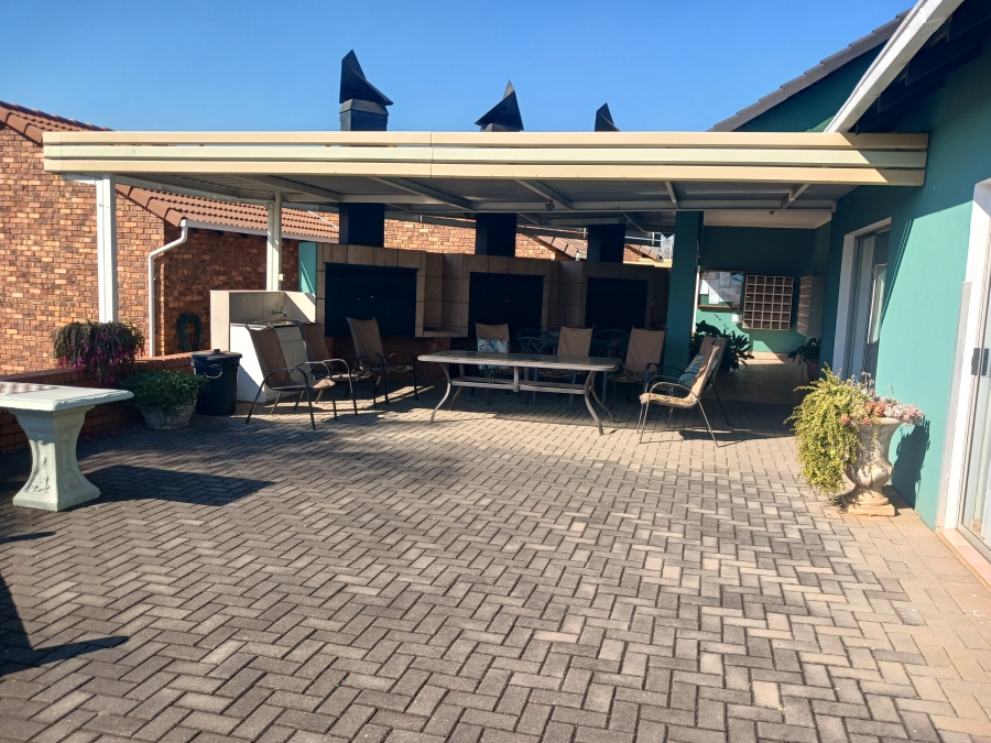 3 Bedroom Property for Sale in Die Hoewes Gauteng