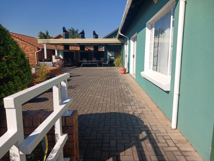 3 Bedroom Property for Sale in Die Hoewes Gauteng