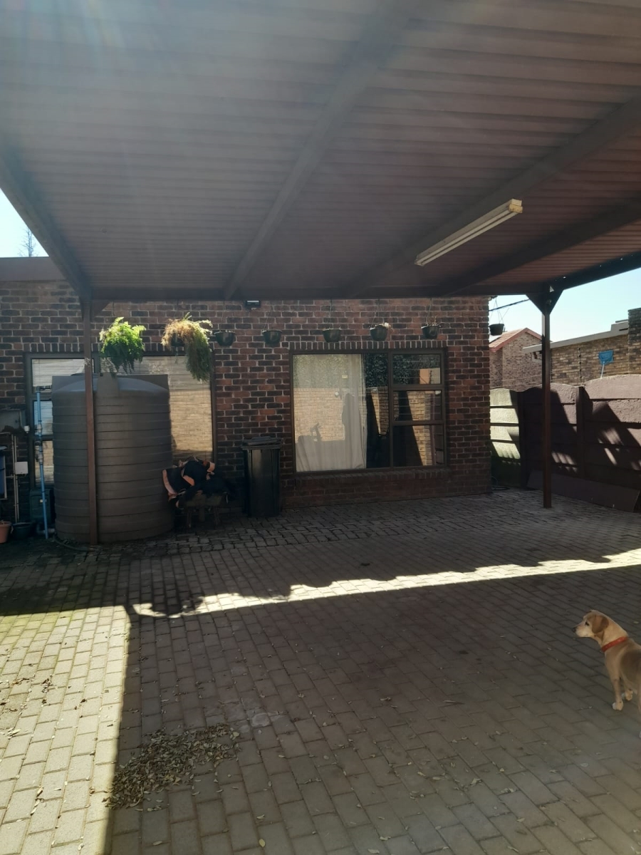 4 Bedroom Property for Sale in Petersfield Gauteng