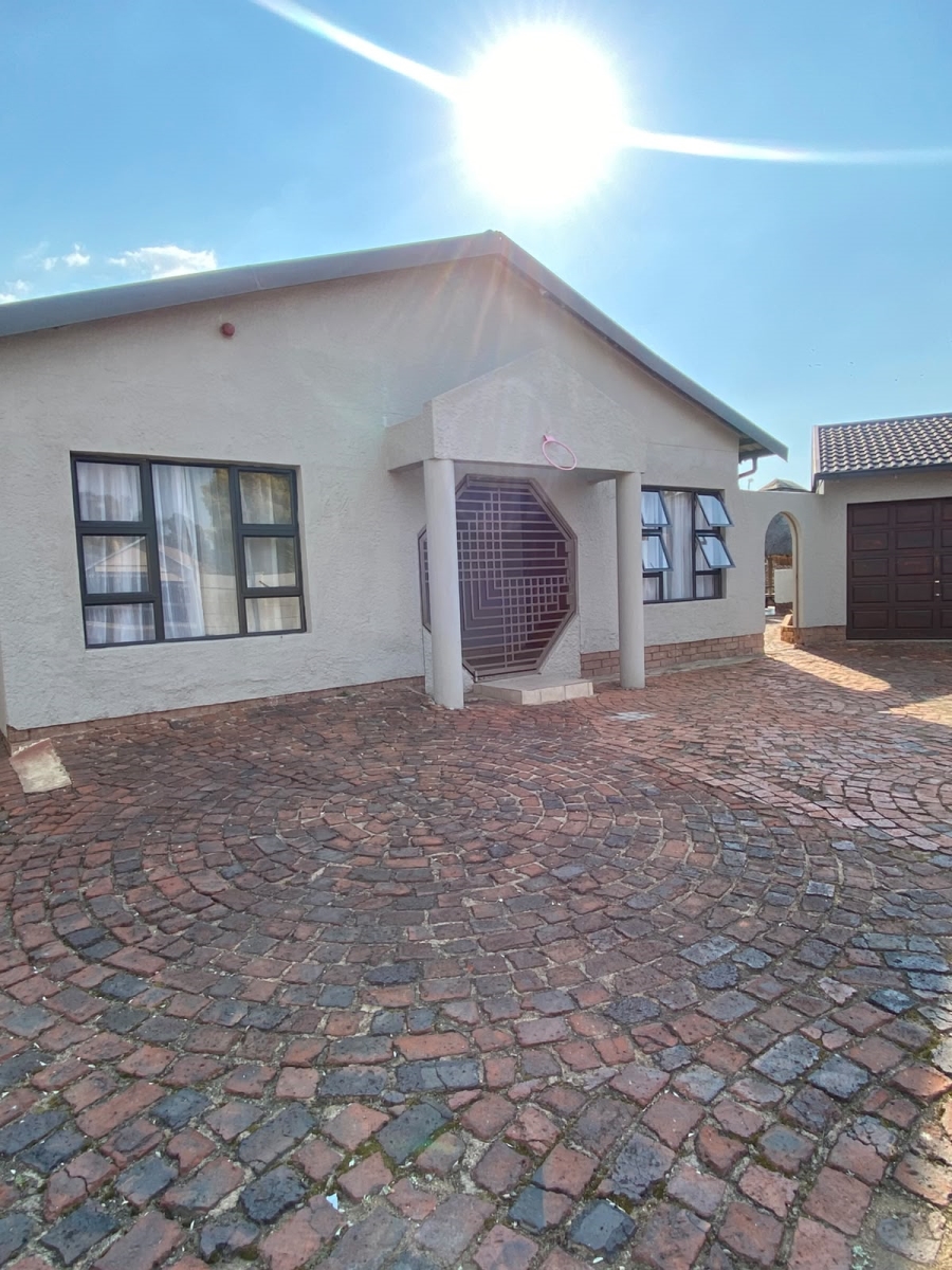 4 Bedroom Property for Sale in Glen Marais Gauteng