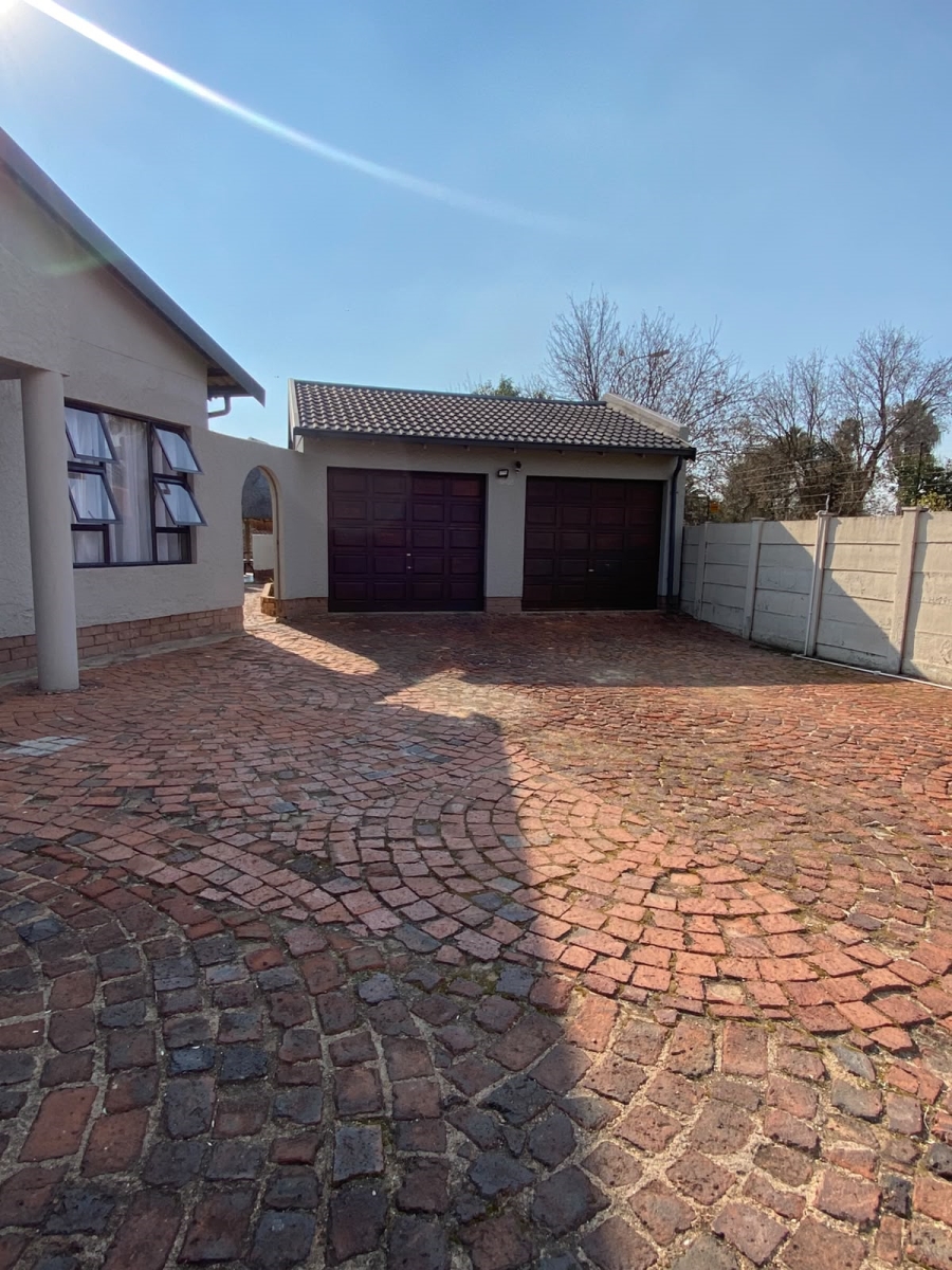 4 Bedroom Property for Sale in Glen Marais Gauteng