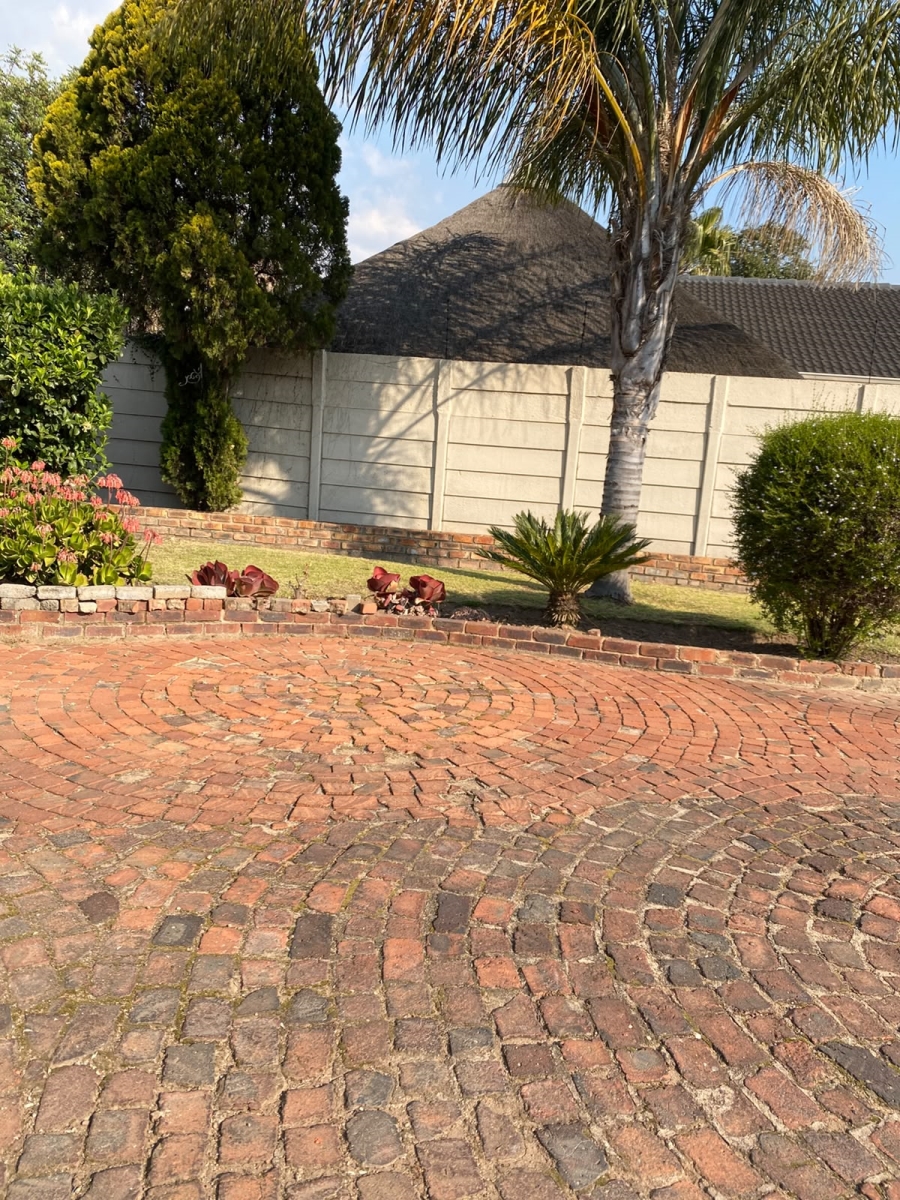 4 Bedroom Property for Sale in Glen Marais Gauteng