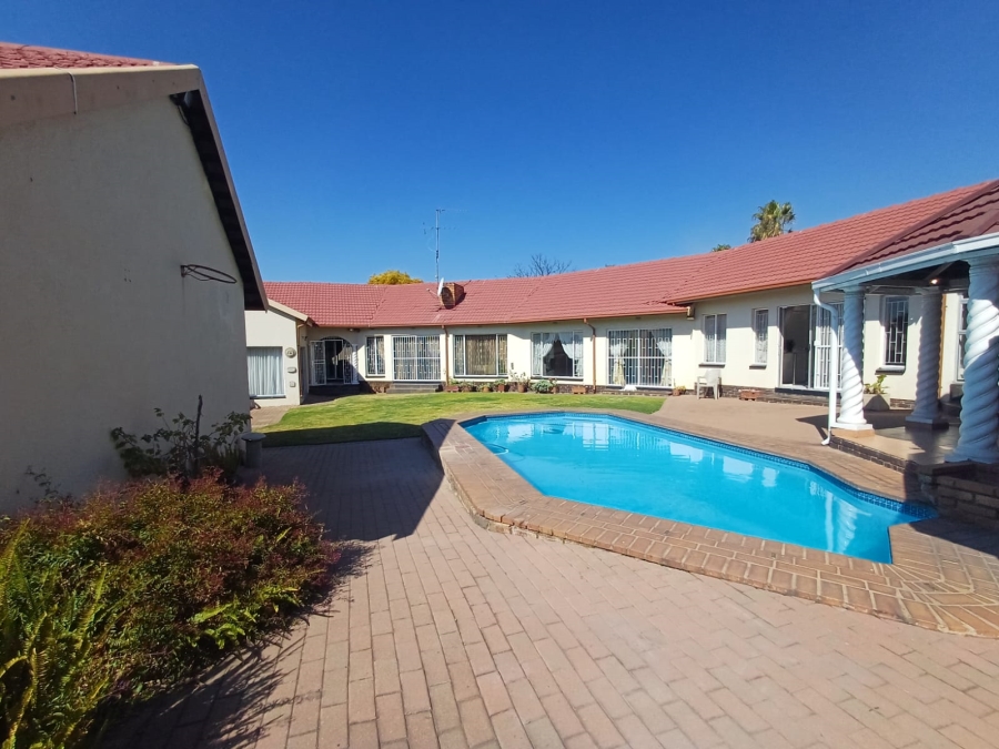 4 Bedroom Property for Sale in Glen Marais Gauteng