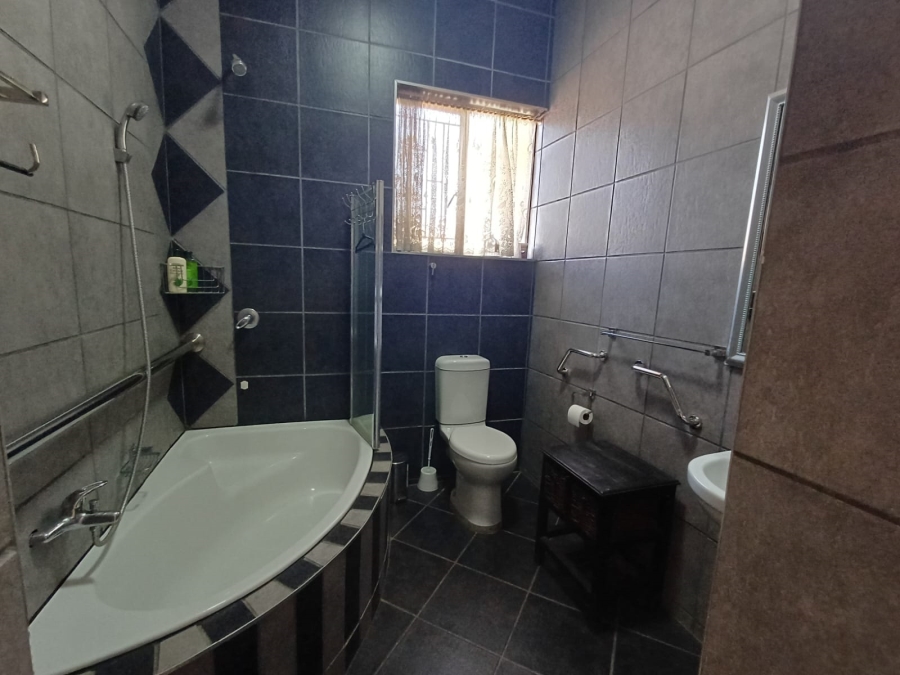 4 Bedroom Property for Sale in Glen Marais Gauteng