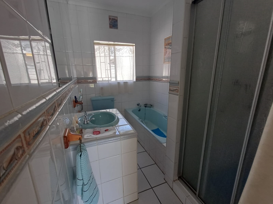 4 Bedroom Property for Sale in Glen Marais Gauteng