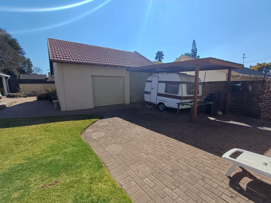 4 Bedroom Property for Sale in Glen Marais Gauteng