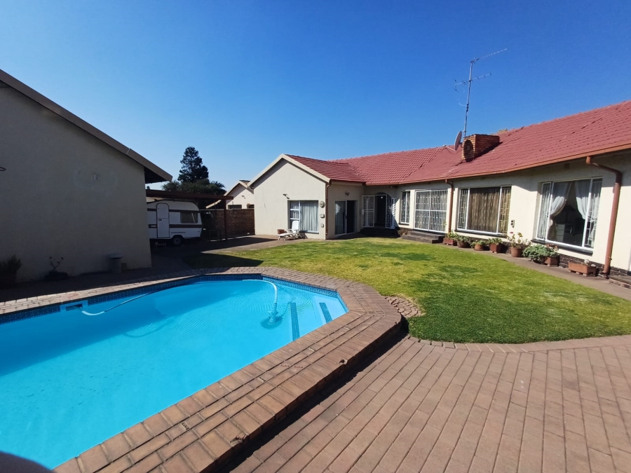 4 Bedroom Property for Sale in Glen Marais Gauteng
