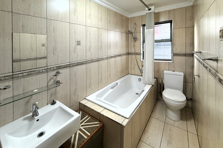 5 Bedroom Property for Sale in Kyalami Glen Estate Gauteng