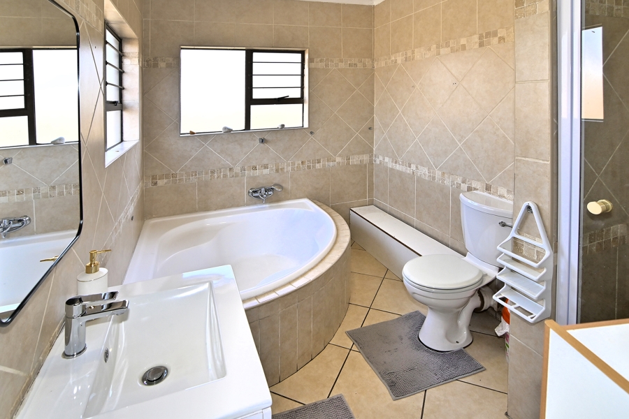 4 Bedroom Property for Sale in Country View Gauteng