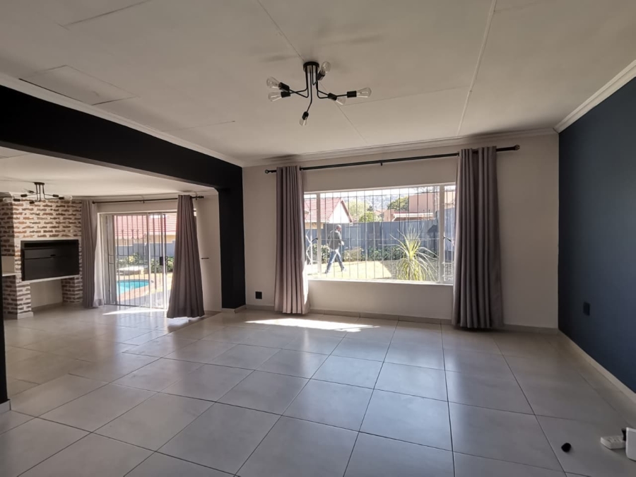 3 Bedroom Property for Sale in Mulbarton Gauteng