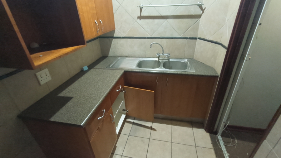To Let Commercial Property for Rent in Die Hoewes Gauteng