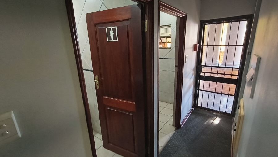 To Let Commercial Property for Rent in Die Hoewes Gauteng