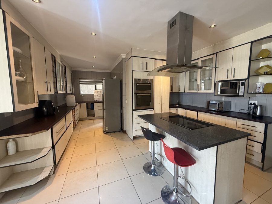 5 Bedroom Property for Sale in Monavoni Gauteng