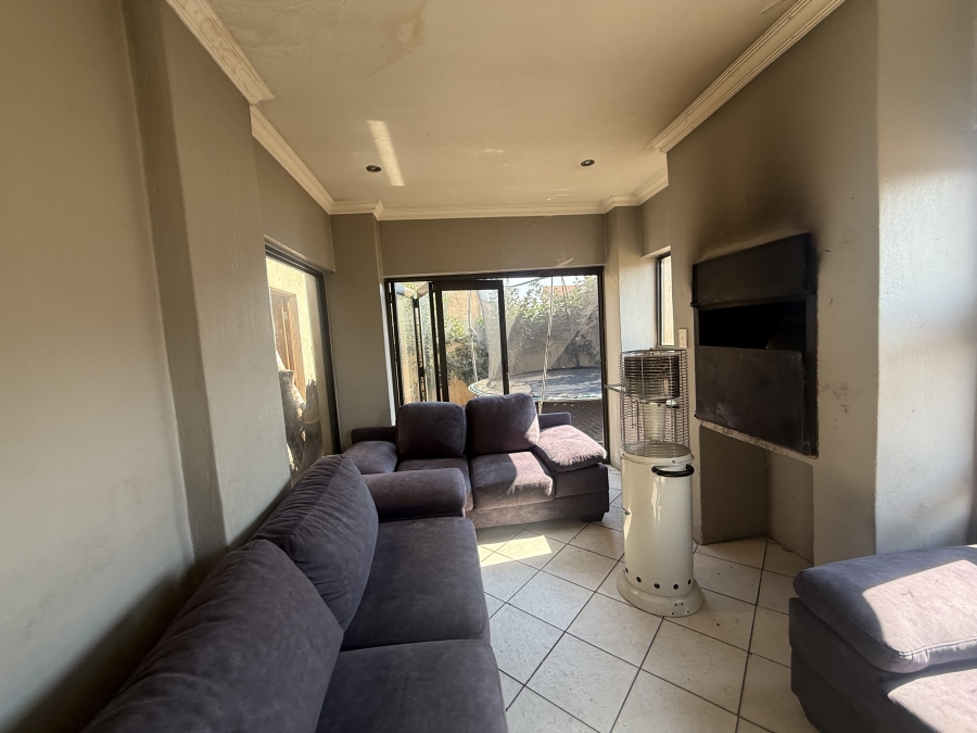 5 Bedroom Property for Sale in Monavoni Gauteng