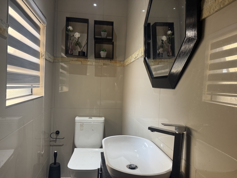 5 Bedroom Property for Sale in Monavoni Gauteng