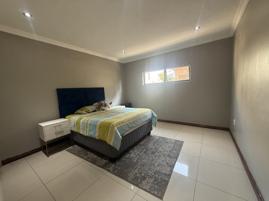 5 Bedroom Property for Sale in Monavoni Gauteng
