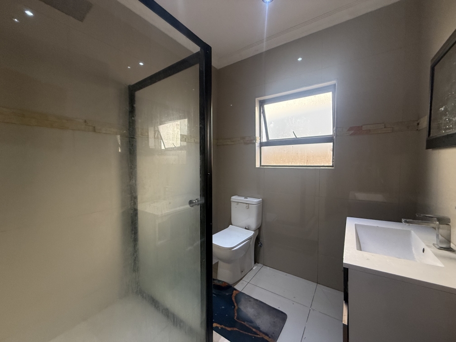 5 Bedroom Property for Sale in Monavoni Gauteng
