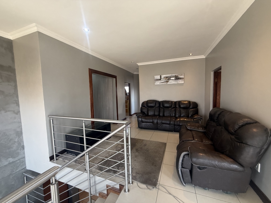 5 Bedroom Property for Sale in Monavoni Gauteng