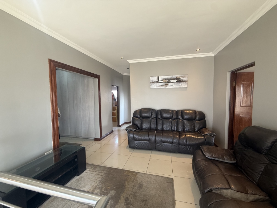 5 Bedroom Property for Sale in Monavoni Gauteng