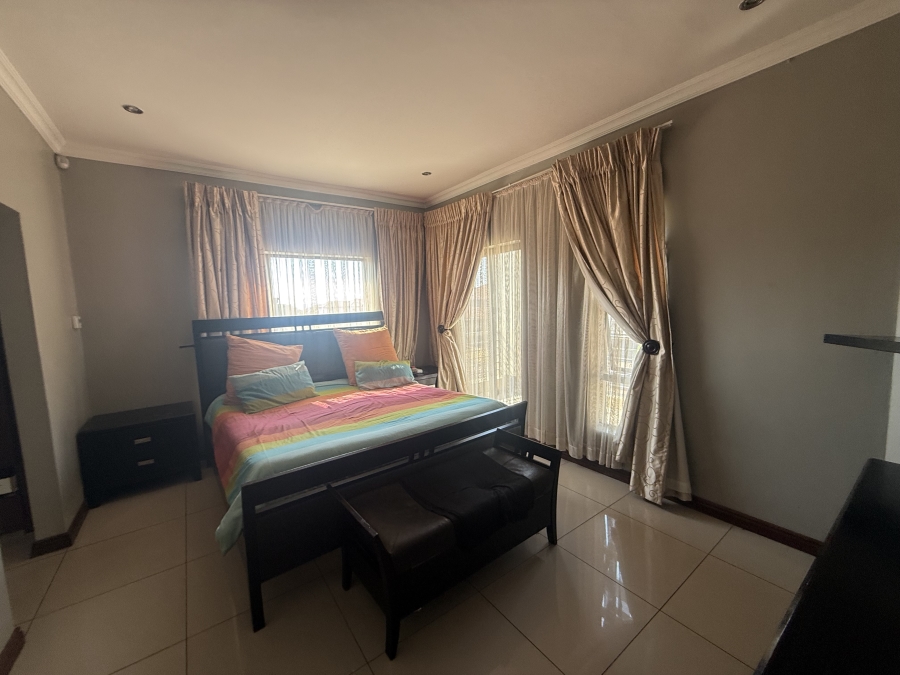 5 Bedroom Property for Sale in Monavoni Gauteng