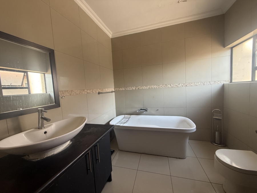5 Bedroom Property for Sale in Monavoni Gauteng