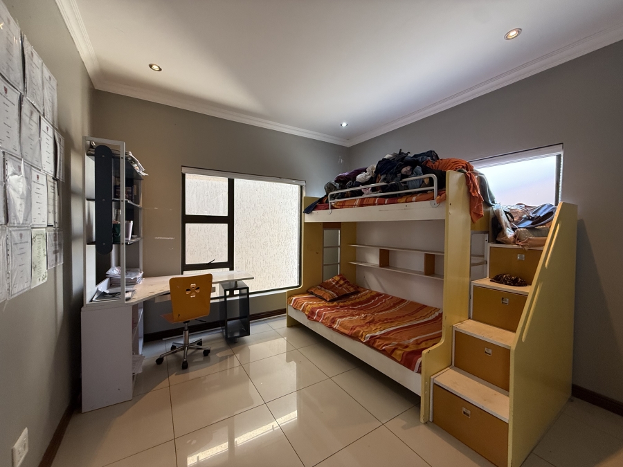 5 Bedroom Property for Sale in Monavoni Gauteng