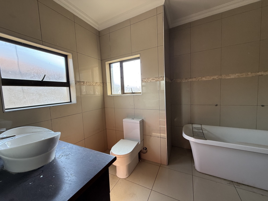 5 Bedroom Property for Sale in Monavoni Gauteng