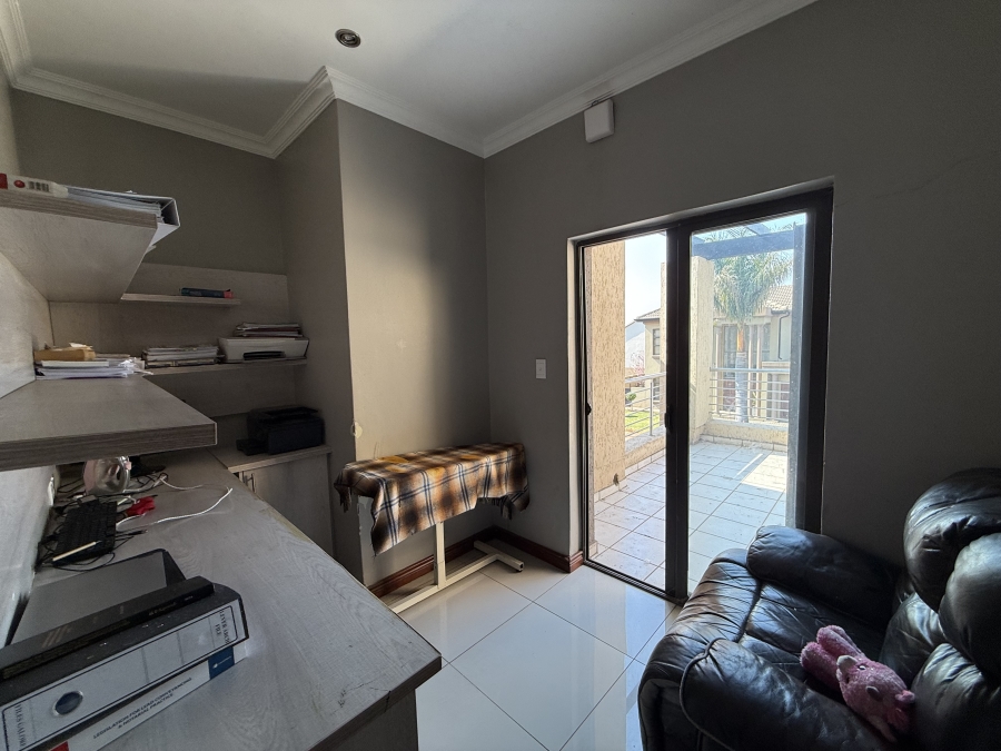 5 Bedroom Property for Sale in Monavoni Gauteng