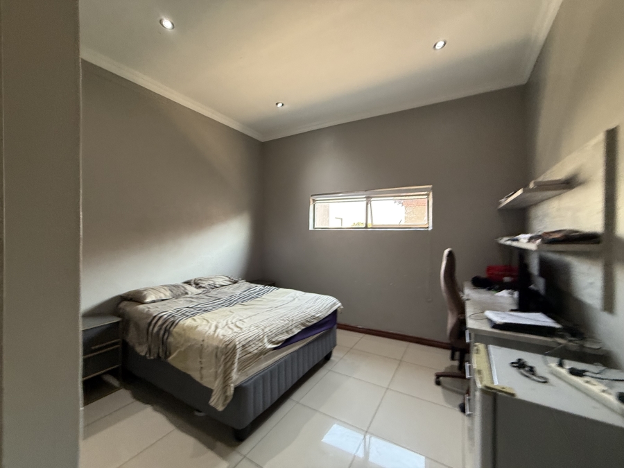5 Bedroom Property for Sale in Monavoni Gauteng